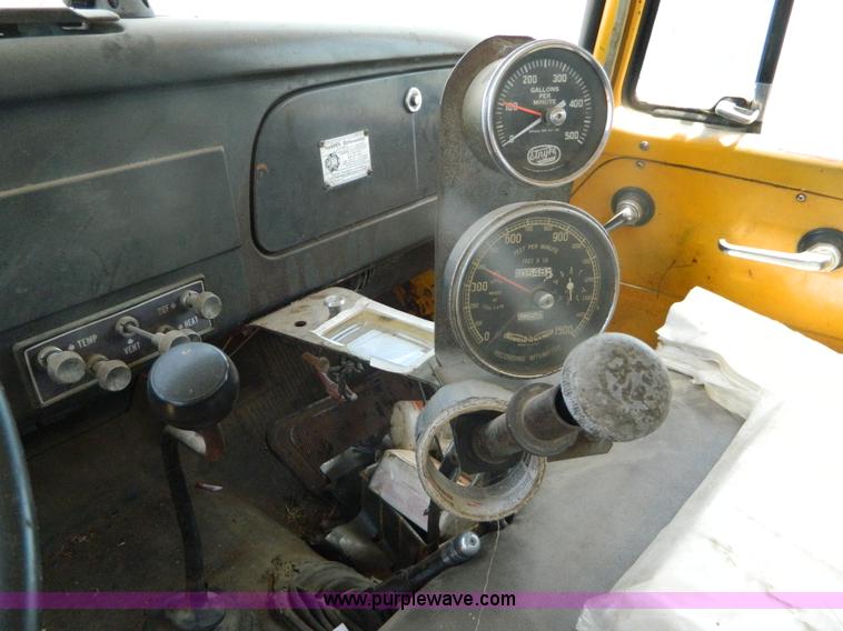 image for item B3709 1971 International Loadstar 1600 oil distributor truck