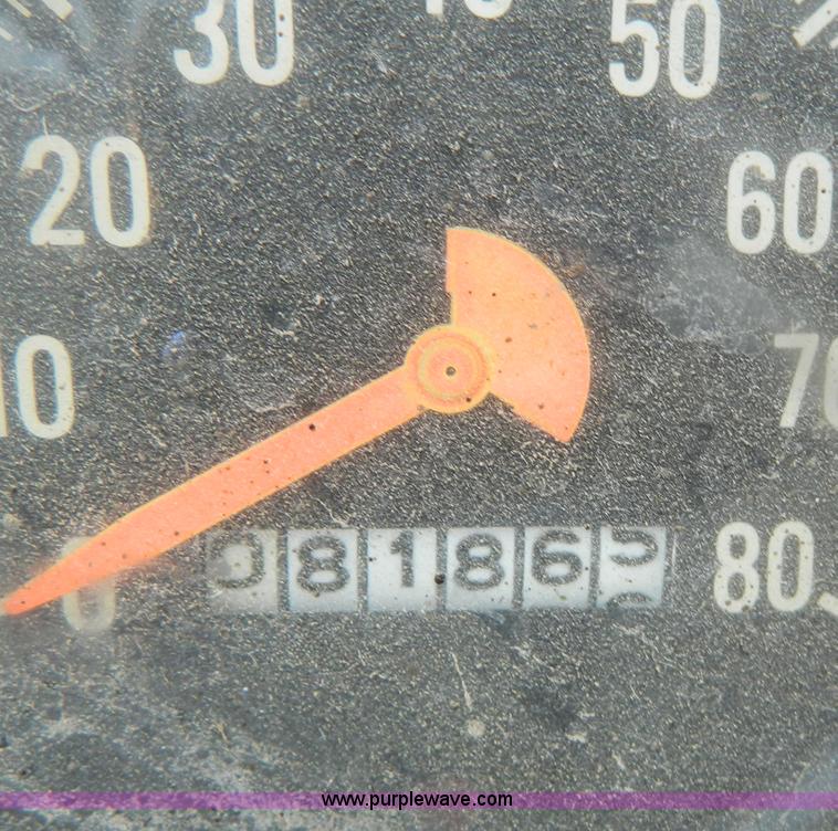 image for item B3709 1971 International Loadstar 1600 oil distributor truck