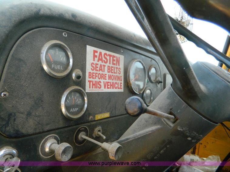 image for item B3709 1971 International Loadstar 1600 oil distributor truck