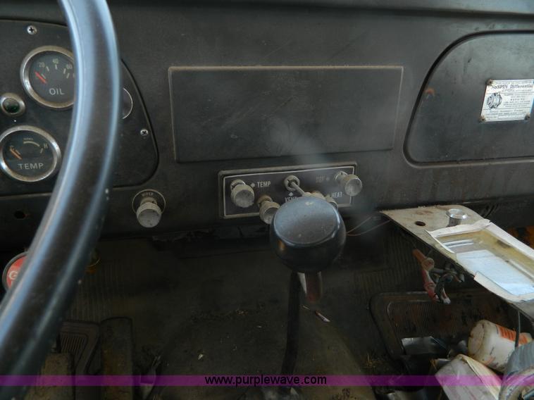 image for item B3709 1971 International Loadstar 1600 oil distributor truck