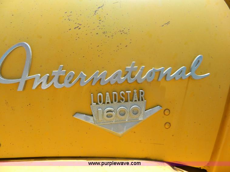image for item B3709 1971 International Loadstar 1600 oil distributor truck