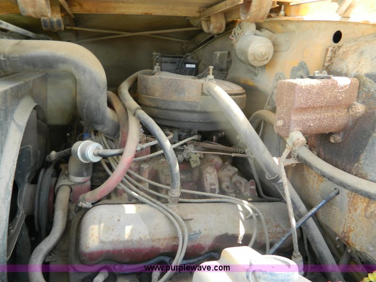 image for item B3709 1971 International Loadstar 1600 oil distributor truck