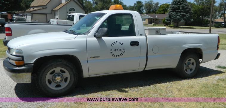 image for item B3719 2000 Chevrolet Silverado 1500 pickup truck
