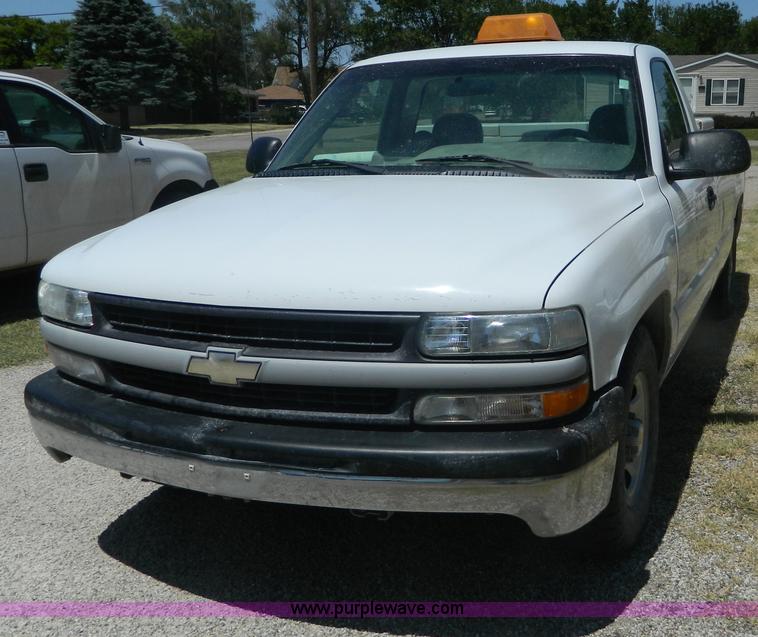 image for item B3719 2000 Chevrolet Silverado 1500 pickup truck