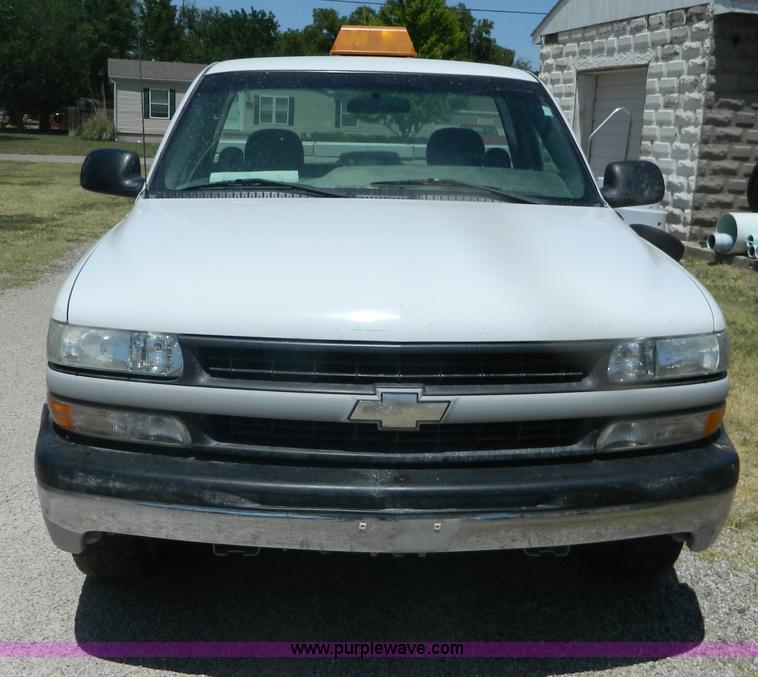 image for item B3719 2000 Chevrolet Silverado 1500 pickup truck