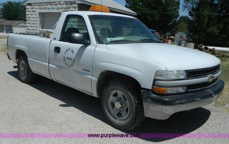 image for item B3719 2000 Chevrolet Silverado 1500 pickup truck
