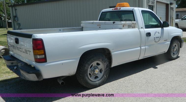 image for item B3719 2000 Chevrolet Silverado 1500 pickup truck