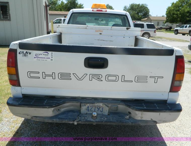 image for item B3719 2000 Chevrolet Silverado 1500 pickup truck