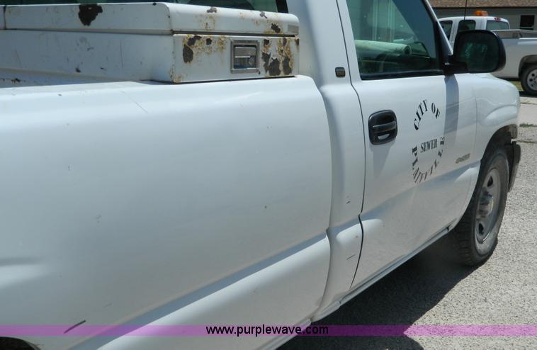 image for item B3719 2000 Chevrolet Silverado 1500 pickup truck