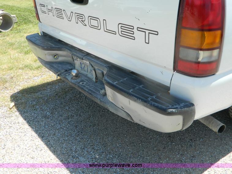 image for item B3719 2000 Chevrolet Silverado 1500 pickup truck