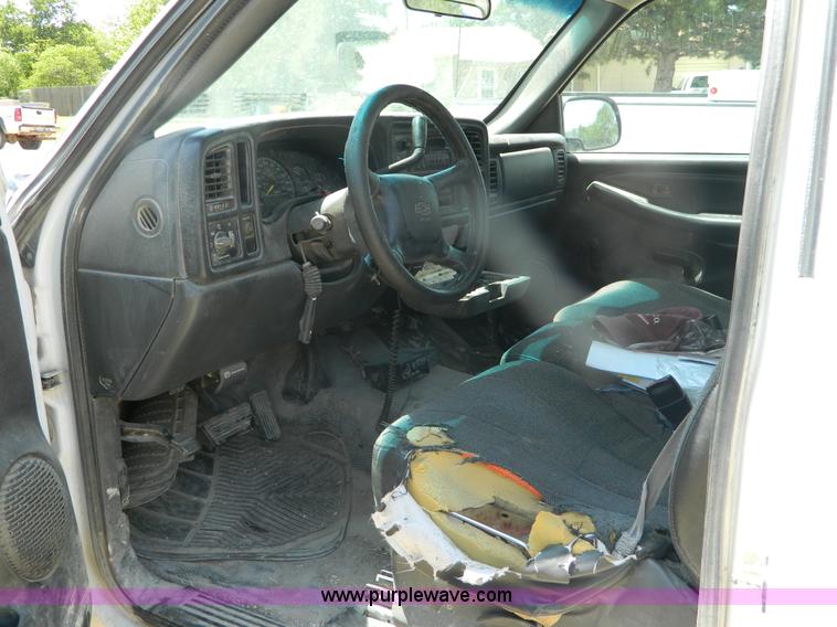 image for item B3719 2000 Chevrolet Silverado 1500 pickup truck