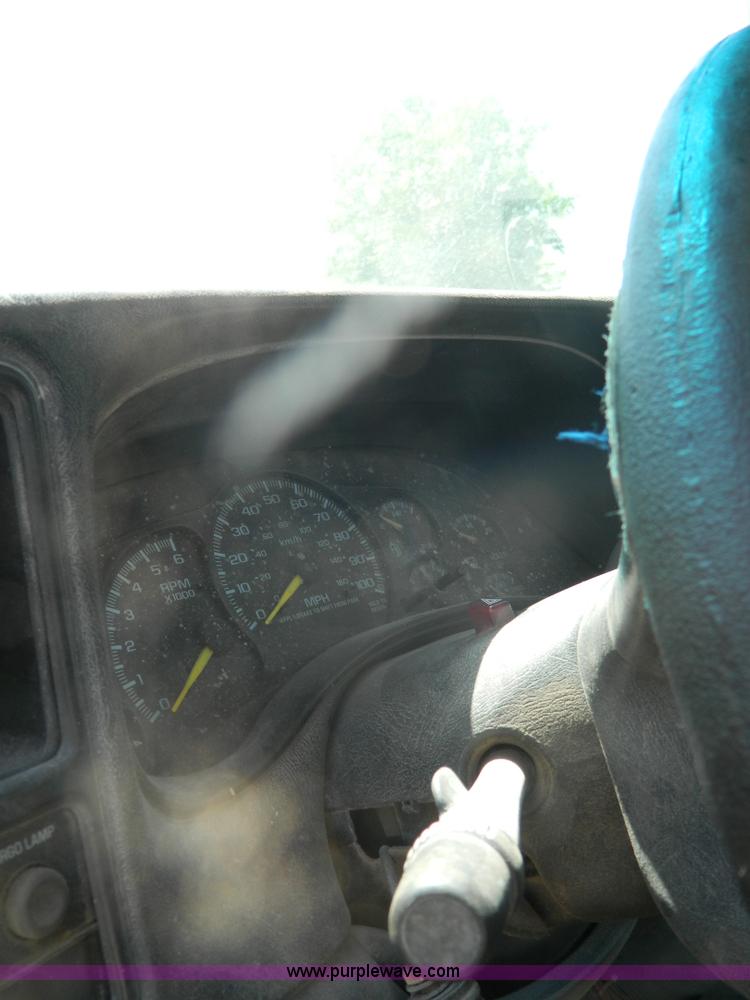 image for item B3719 2000 Chevrolet Silverado 1500 pickup truck