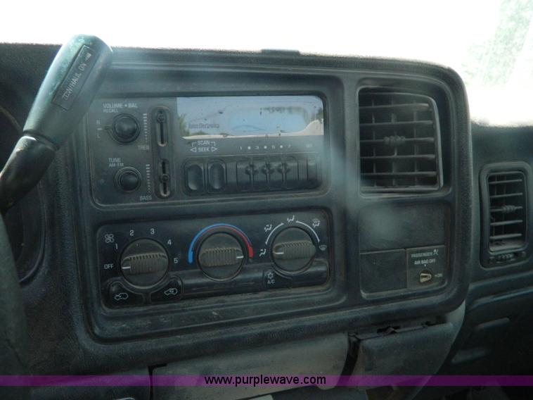 image for item B3719 2000 Chevrolet Silverado 1500 pickup truck