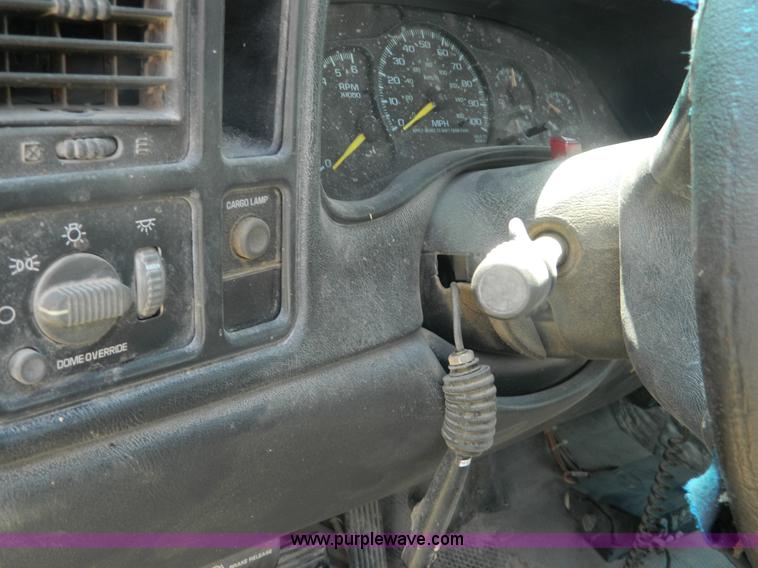 image for item B3719 2000 Chevrolet Silverado 1500 pickup truck