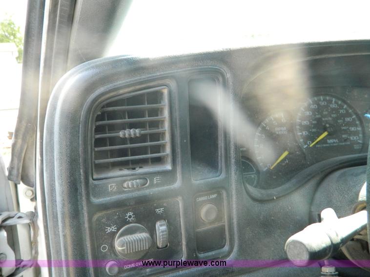 image for item B3719 2000 Chevrolet Silverado 1500 pickup truck