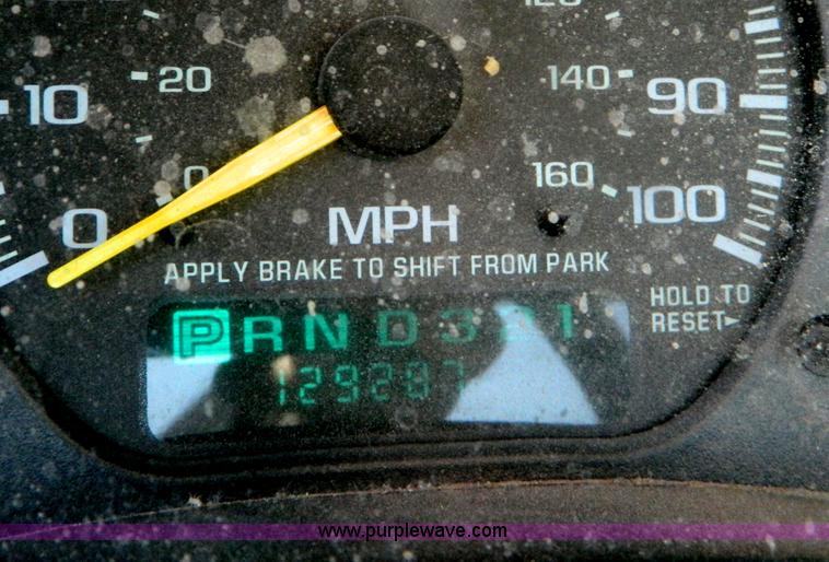 image for item B3719 2000 Chevrolet Silverado 1500 pickup truck