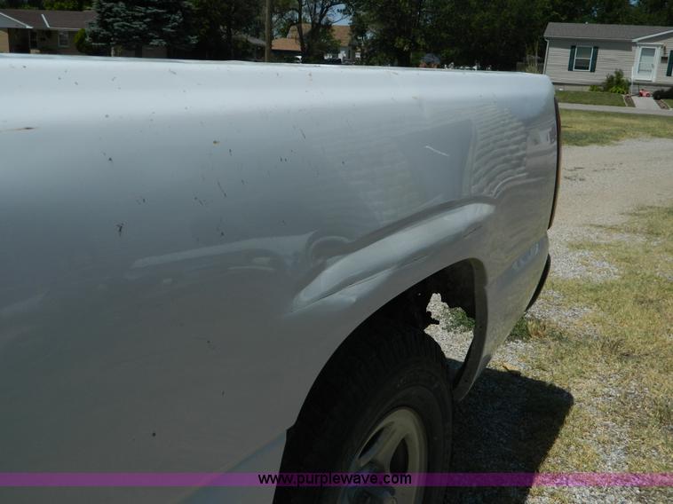 image for item B3719 2000 Chevrolet Silverado 1500 pickup truck