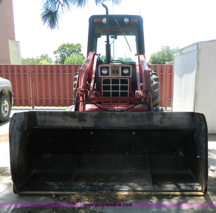 image for item B3770 1982 International 684 tractor