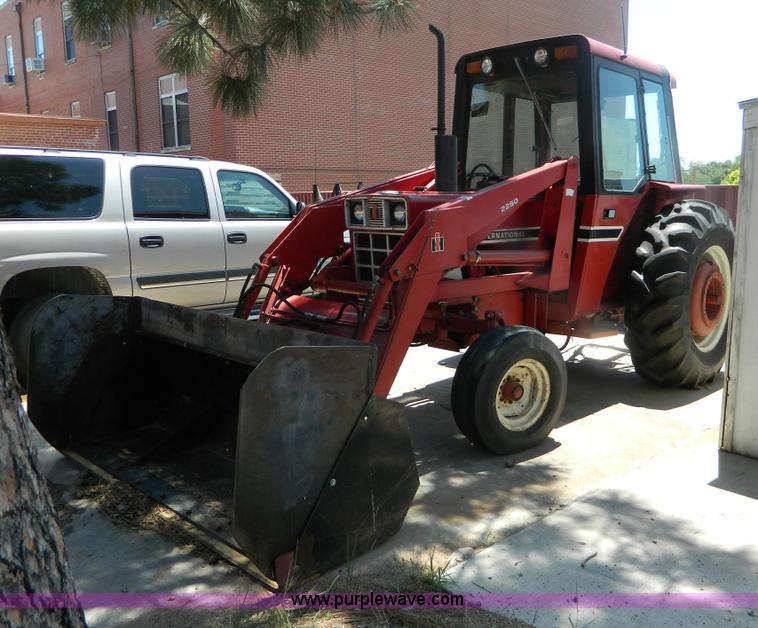 image for item B3770 1982 International 684 tractor