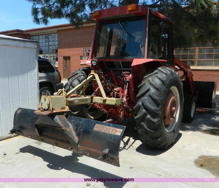 image for item B3770 1982 International 684 tractor