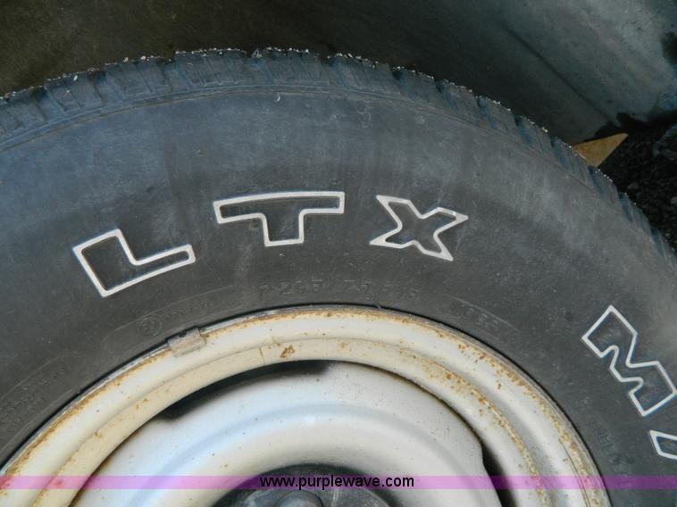 image for item B3772 1993 GMC Suburban 1500 SUV