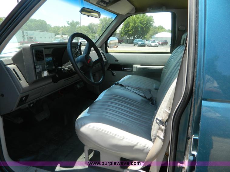 image for item B3772 1993 GMC Suburban 1500 SUV
