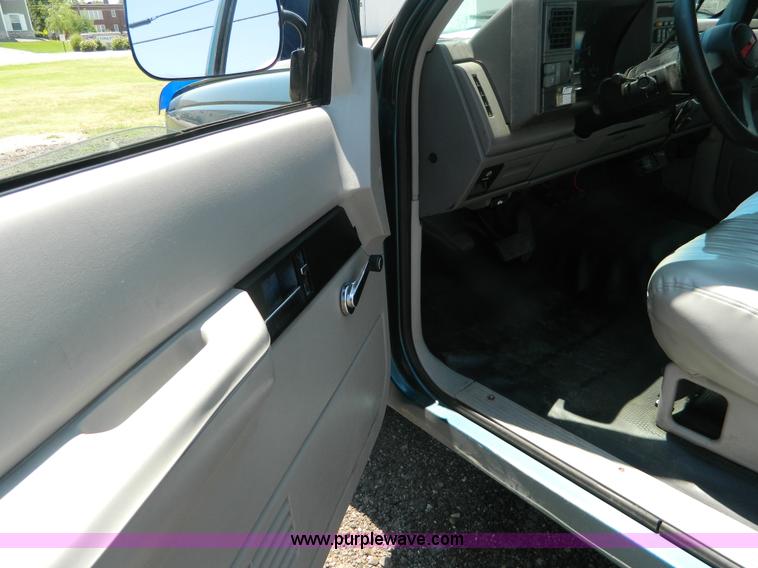 image for item B3772 1993 GMC Suburban 1500 SUV