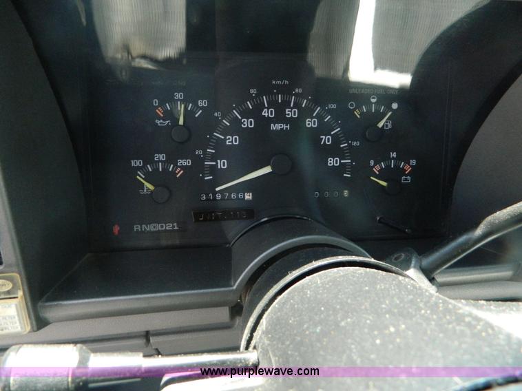 image for item B3772 1993 GMC Suburban 1500 SUV