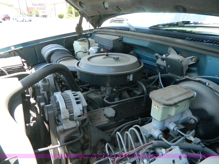 image for item B3772 1993 GMC Suburban 1500 SUV