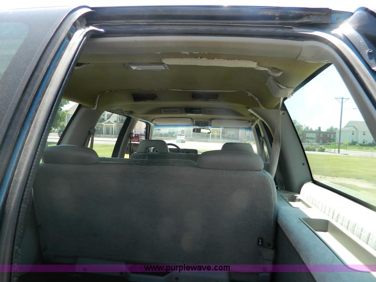 image for item B3772 1993 GMC Suburban 1500 SUV