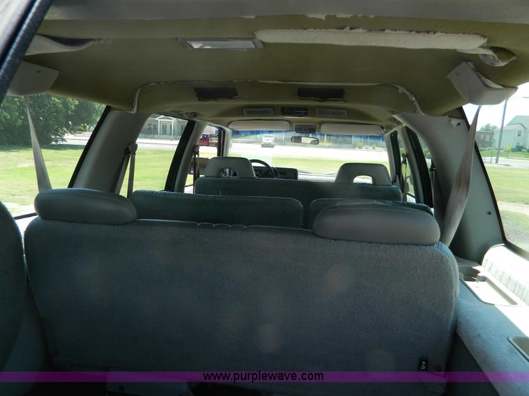 image for item B3772 1993 GMC Suburban 1500 SUV