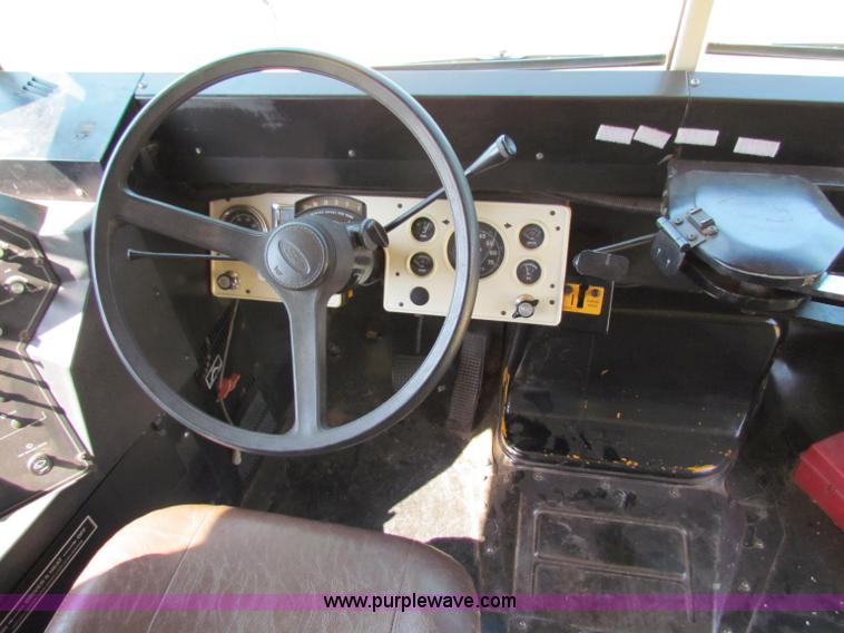 image for item B7301 1998 Ford B800 school bus