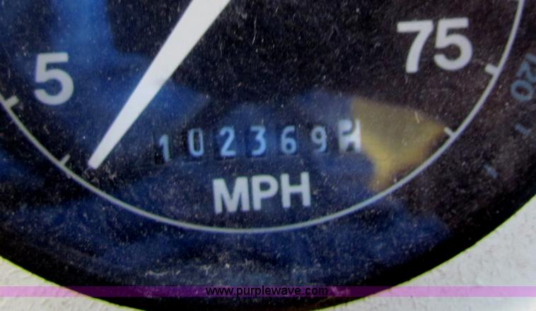 image for item B7301 1998 Ford B800 school bus