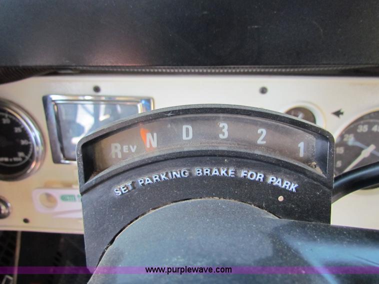 image for item B7301 1998 Ford B800 school bus