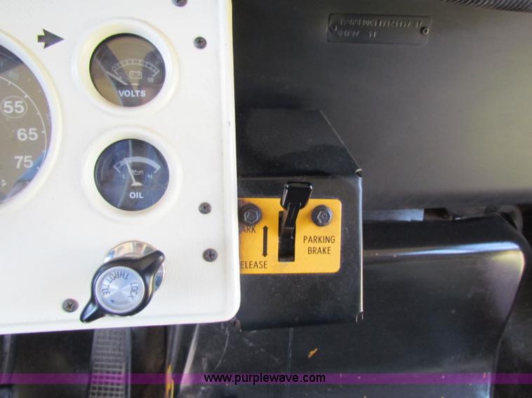 image for item B7301 1998 Ford B800 school bus