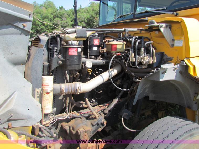 image for item B7301 1998 Ford B800 school bus