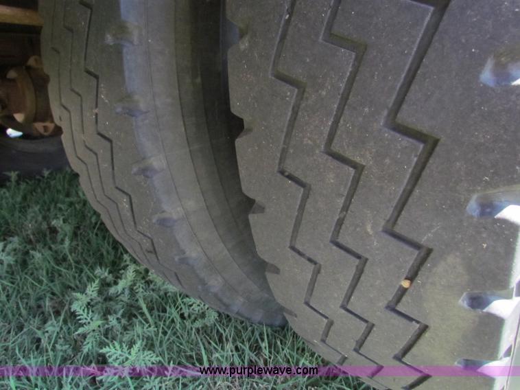 image for item B7301 1998 Ford B800 school bus