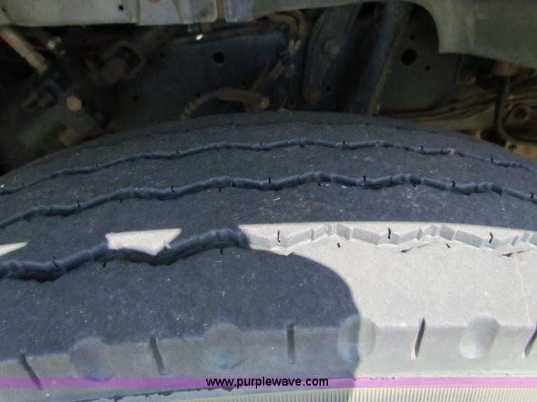 image for item B7301 1998 Ford B800 school bus