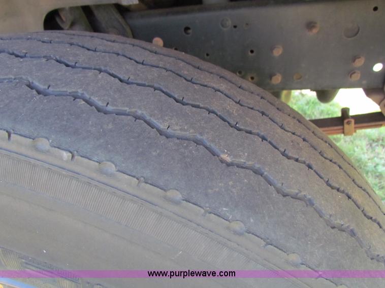 image for item B7301 1998 Ford B800 school bus