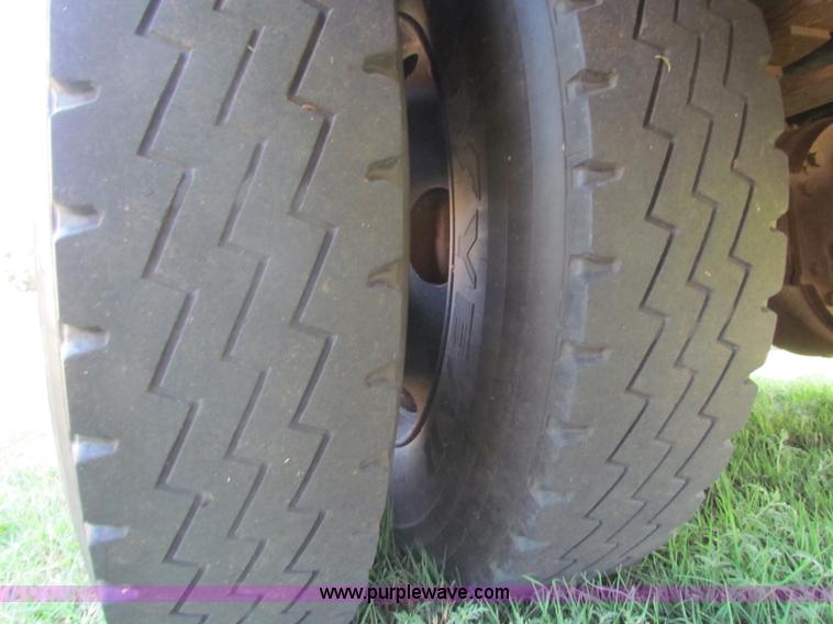 image for item B7301 1998 Ford B800 school bus