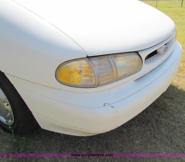 image for item B7303 1996 Ford Windstar van