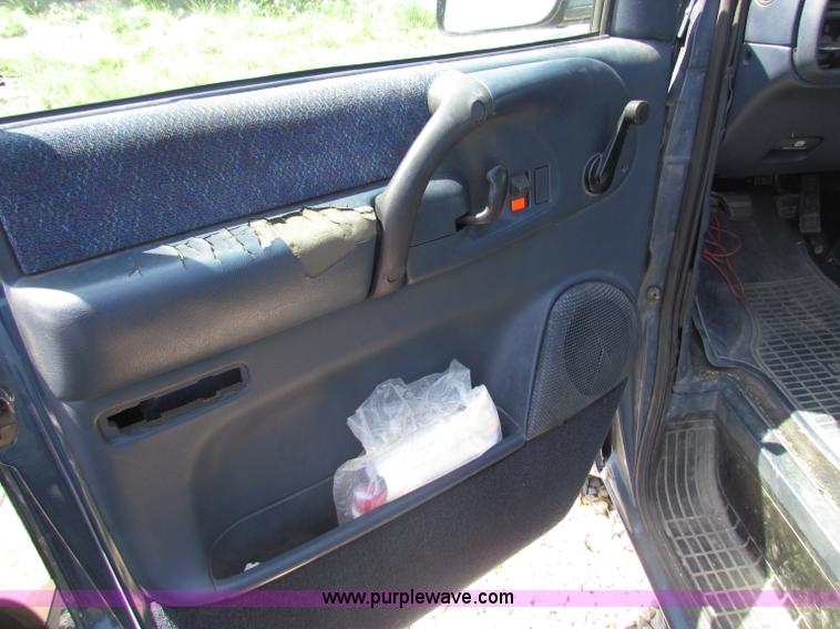 image for item B7314 1999 Chevrolet Astro van
