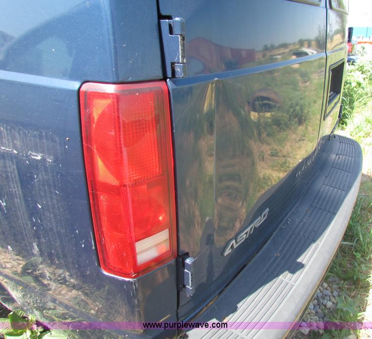 image for item B7314 1999 Chevrolet Astro van