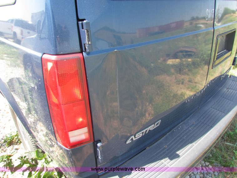 image for item B7314 1999 Chevrolet Astro van