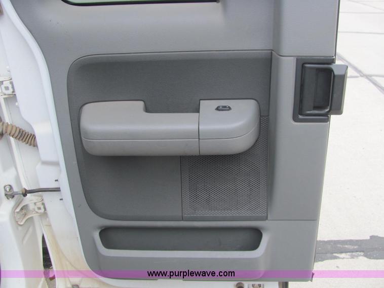 image for item C2570 2004 Ford F150 XLT Supercab pickup truck