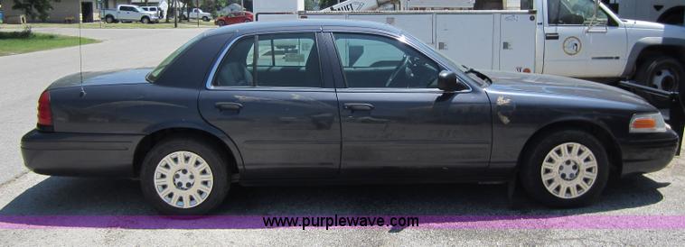 image for item D2000 2005 Ford Crown Victoria Police Interceptor