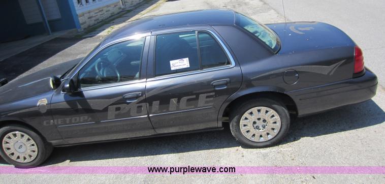 image for item D2000 2005 Ford Crown Victoria Police Interceptor