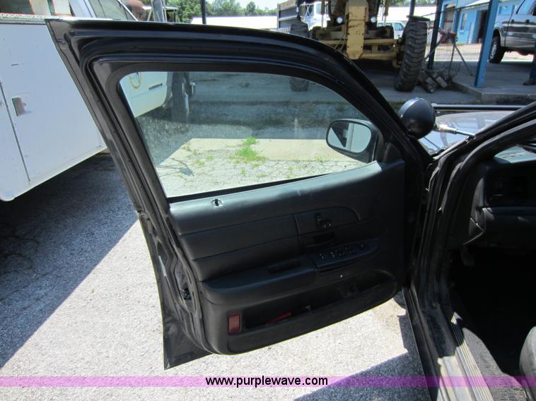 image for item D2000 2005 Ford Crown Victoria Police Interceptor