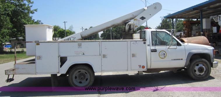 image for item D2001 1994 GMC Sierra 3500 HD bucket truck