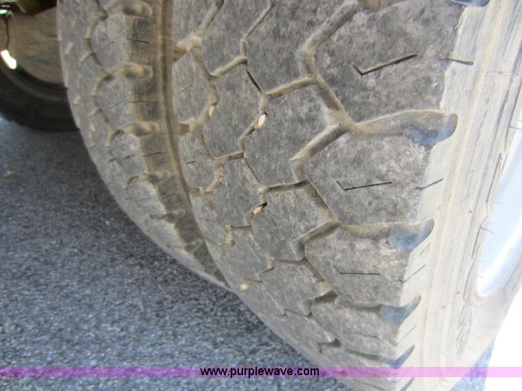 image for item D2001 1994 GMC Sierra 3500 HD bucket truck